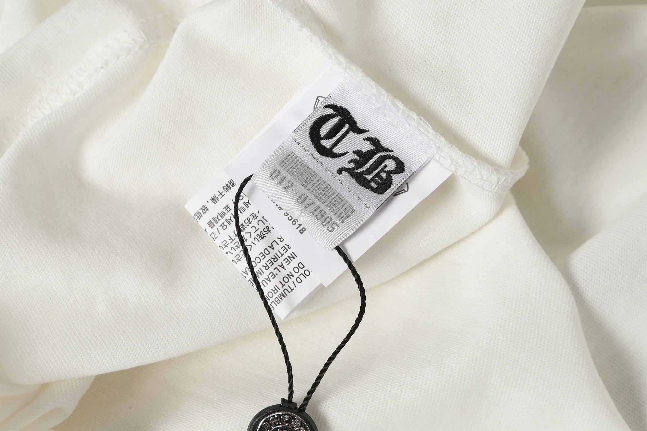 P160 Cross-border model, please do not place an order if you pursue quality - Chrome Hearts/Chrome Heart Sanskrit Cross ✝️ printed popular long-sleeved T-shirt - High weight, high density and high quality. The wool is soft, delicate and skin-friendly. It feels soft and silky. It has excellent warmth and skin-friendly properties. - Customized weaving and dyeing, no color difference, no matter the fabric or workmanship details, beat the ordinary version on the market -Colour: black white -Size: S M L XL